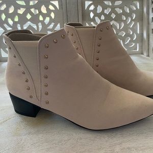 NEW! SEVEN7 PIXIE WOMENS BOOTS CHELSEA WESTERN STYLE STUDS IVORY CREAM SUEDE 9